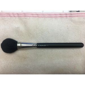 MAC 129 Synthetic Powder/Blush Brush